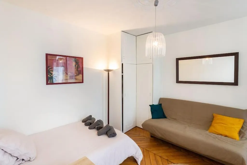 Charming - Saint Apoline باريس